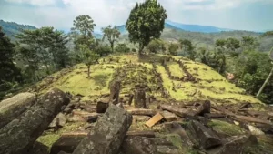 Um estudo novo sugere que a estrutura pode ser a mais antiga construção megalítica - aquelas que são feitas com pedras enormes, durante o período Neolítico | Foto: Divulgação / Ade Lukmanul Haki