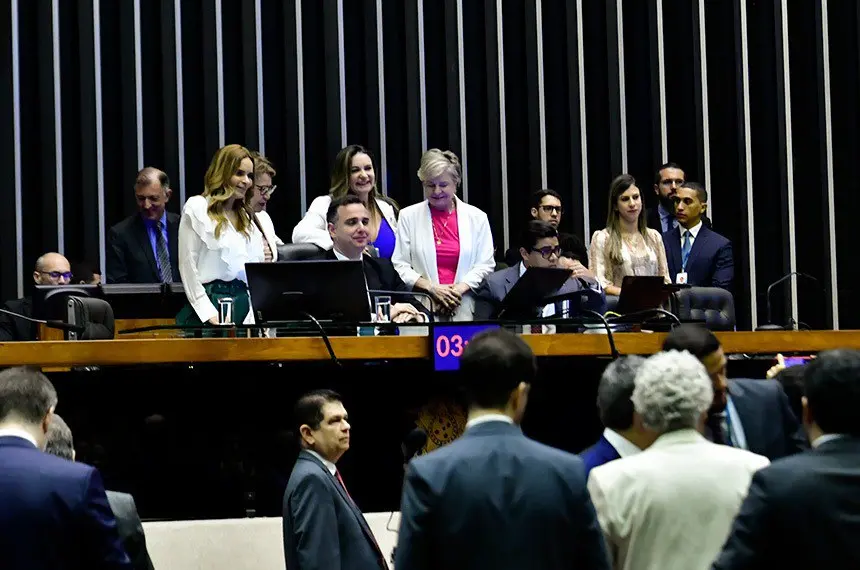 O projeto também abre crédito especial de R$ 207,4 milhões para pagar despesas de oito ministérios. | Foto: Senado