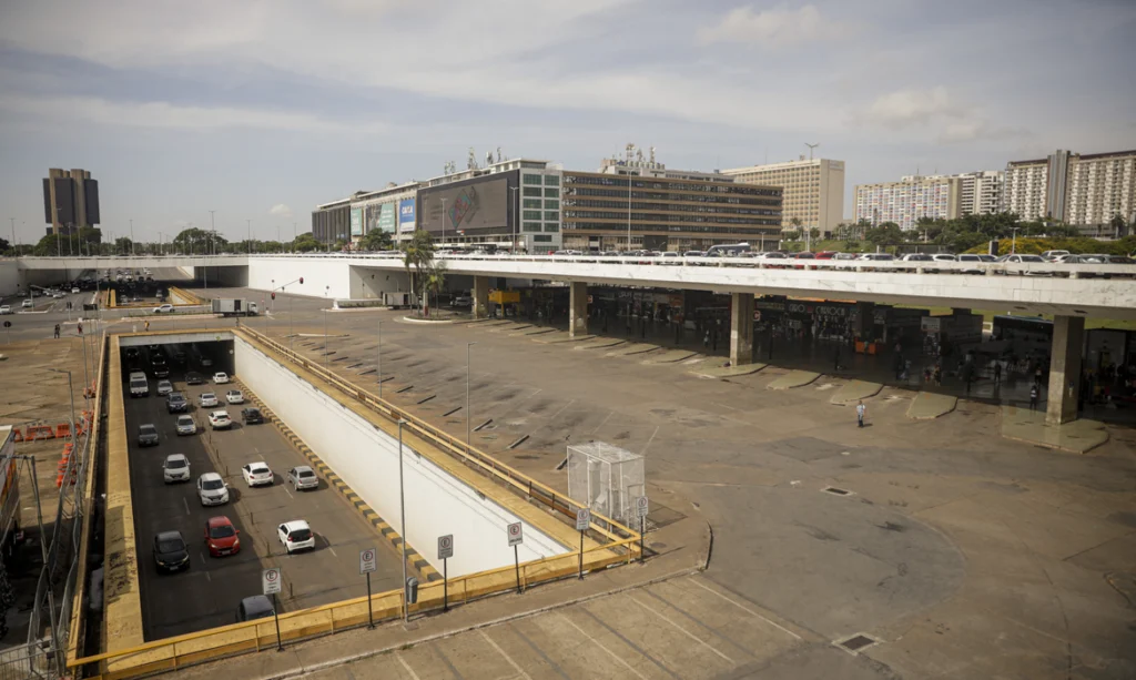 Greve de transportes coletivos causa aglomerações em terminais e paradas de ônibus no DF. | Foto: Agência Brasil