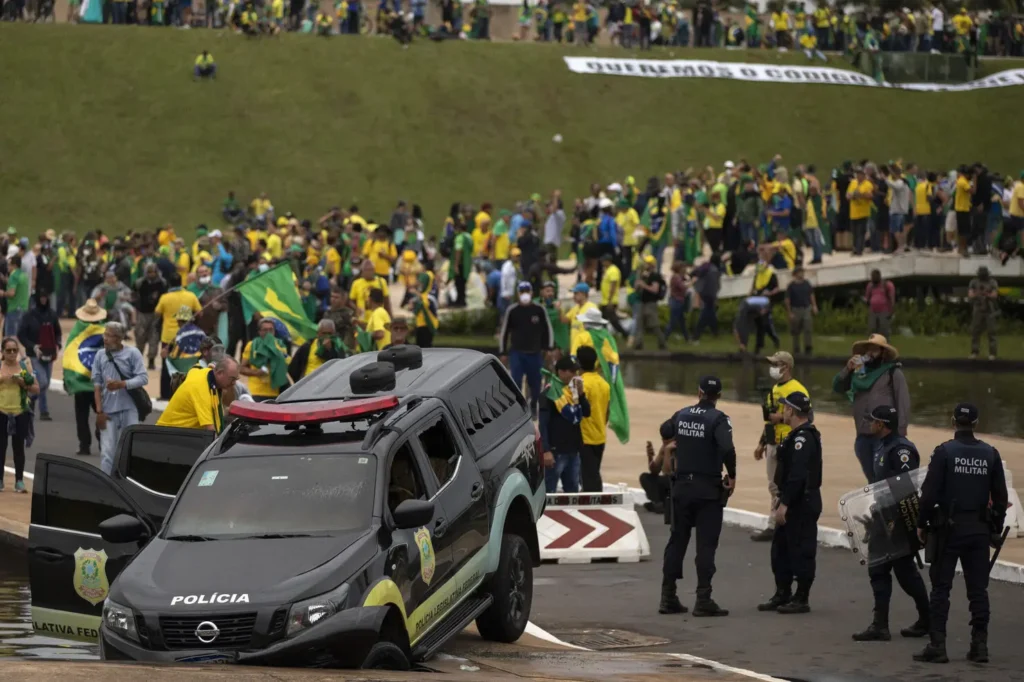 Manifestantes fazem ato contra governo no dia 8 de janeiro 2023