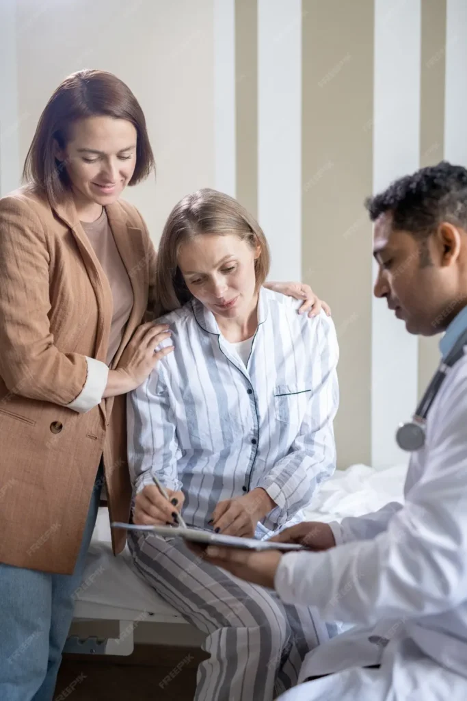 Centros cirúrgicos e unidades de terapia intensiva adotam medidas específicas, permitindo o acompanhamento por um profissional de saúde quando há restrições por motivos de segurança. | Foto: Freepik