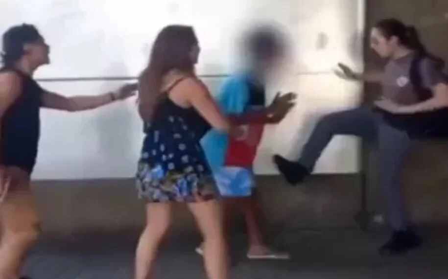 Policial não quis dar a versão dela dos fatos. “Estou sob forte pressão psicológica. Fale com o meu advogado”, disse. | Foto: Reprodução