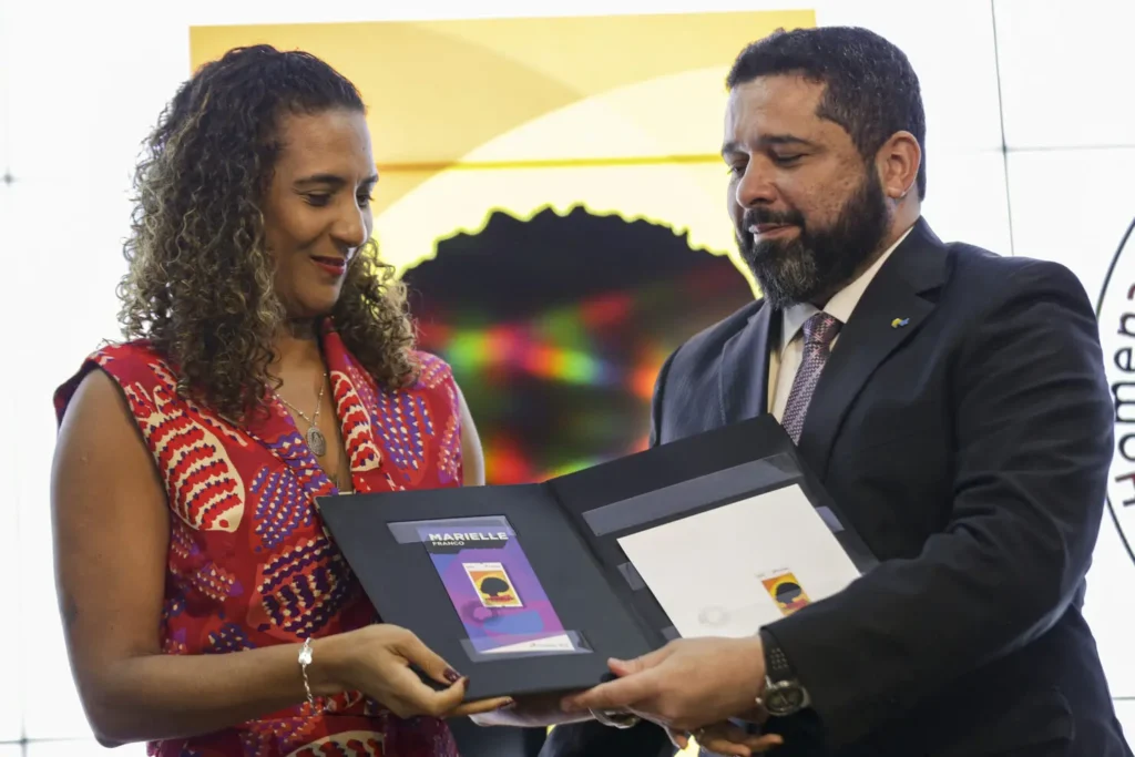 Brasília (DF), 28/11/2023 - A ministra da Igualdade Racial, Anielle Franco, e o  presidente dos Correios, Fabiano Silva dos Santos, durante cerimônia de lançamento do selo postal em homenagem a Marielle Franco, na sede dos Correios, em Brasília. Foto: Marcelo Camargo/Agência Brasil