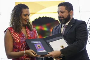 Brasília (DF), 28/11/2023 - A ministra da Igualdade Racial, Anielle Franco, e o  presidente dos Correios, Fabiano Silva dos Santos, durante cerimônia de lançamento do selo postal em homenagem a Marielle Franco, na sede dos Correios, em Brasília. Foto: Marcelo Camargo/Agência Brasil