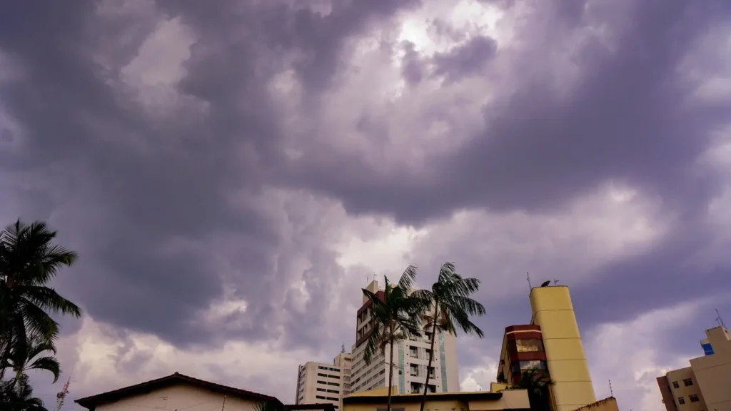 A temperatura máxima na capital pode chegar aos 33°C e a umidade relativa do ar vai variar entre 40% a 90% | Foto: Leandro Braz/O Hoje