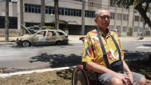 Ézio Coelho conta que o veículo começou a soltar fumaças antes de ficar em chamas | Foto: Leandro Braz/ O Hoje