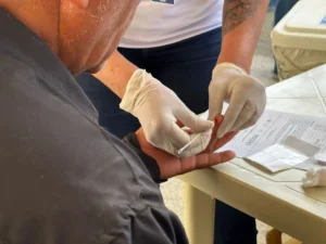 Pessoas com resultado positivo serão orientadas por uma equipe composta por médicos, psicólogos e enfermeiros sobre o tratamento | Foto: Aline Santos