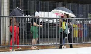 Nas ruas muitas pessoas já usam o guarda-chuva para se proteger das tempestades | Foto: Vitória Bronzati