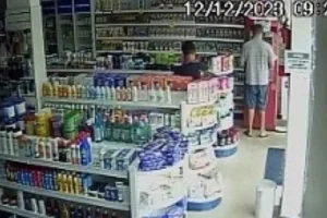 A dupla foi presa em flagrante suspeita de aplicar golpe em uma mulher em uma farmácia de Santa Maria. | Foto: Reprodução