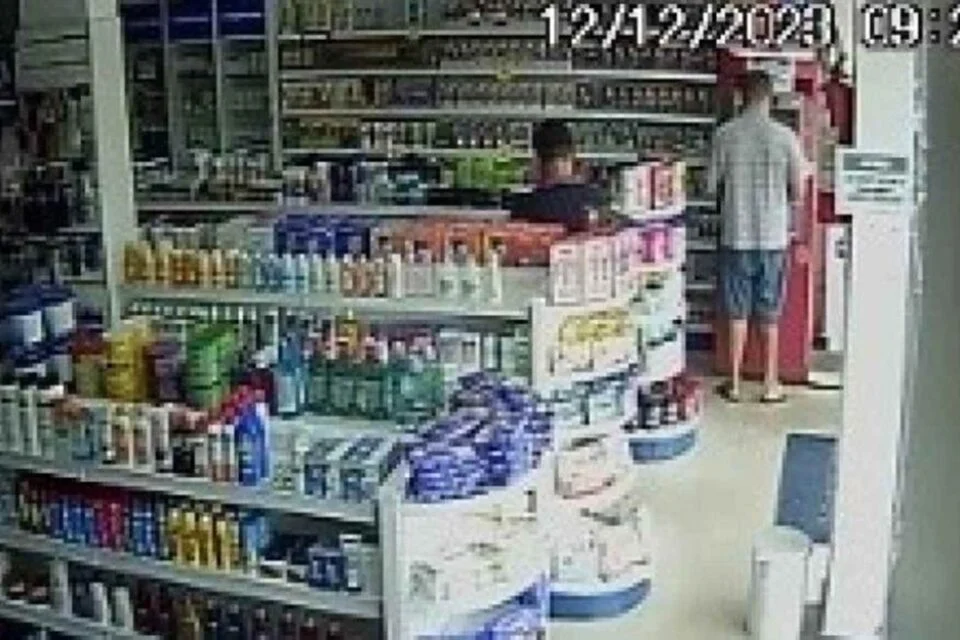 A dupla foi presa em flagrante suspeita de aplicar golpe em uma mulher em uma farmácia de Santa Maria. | Foto: Reprodução