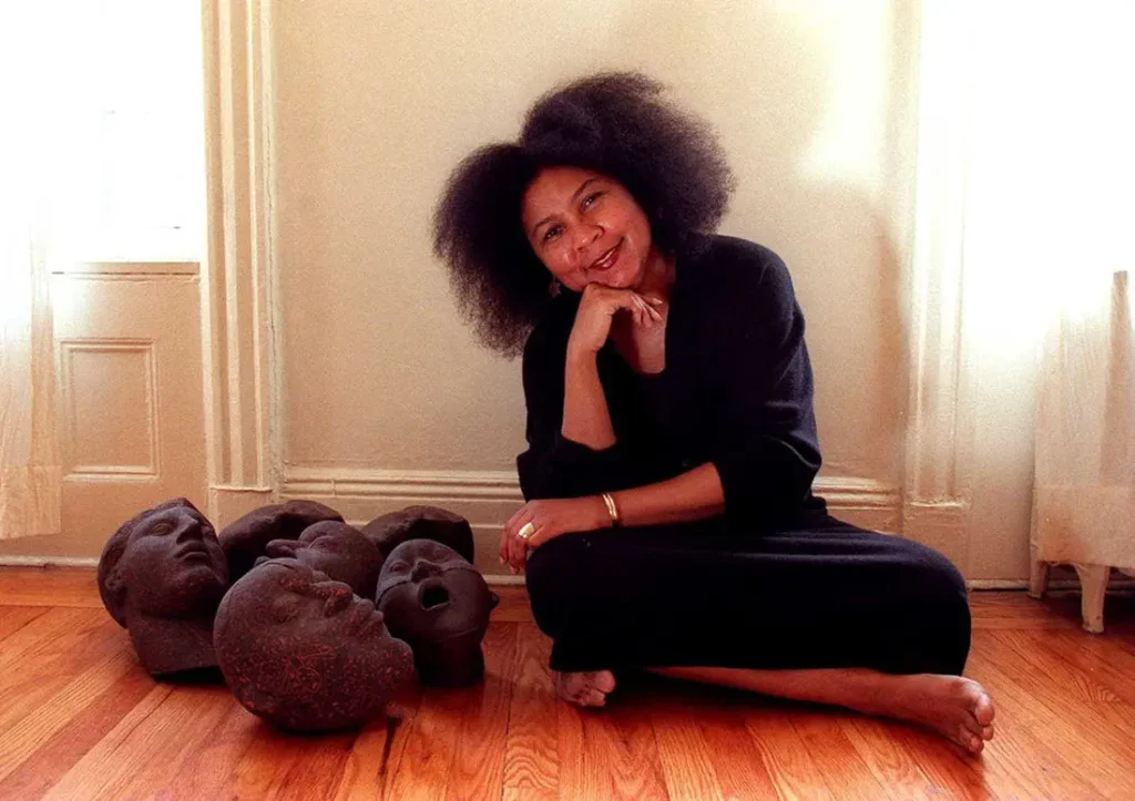 O legado educacional de Bell Hooks: ensinar para transcender as normas. | Foto: Peita