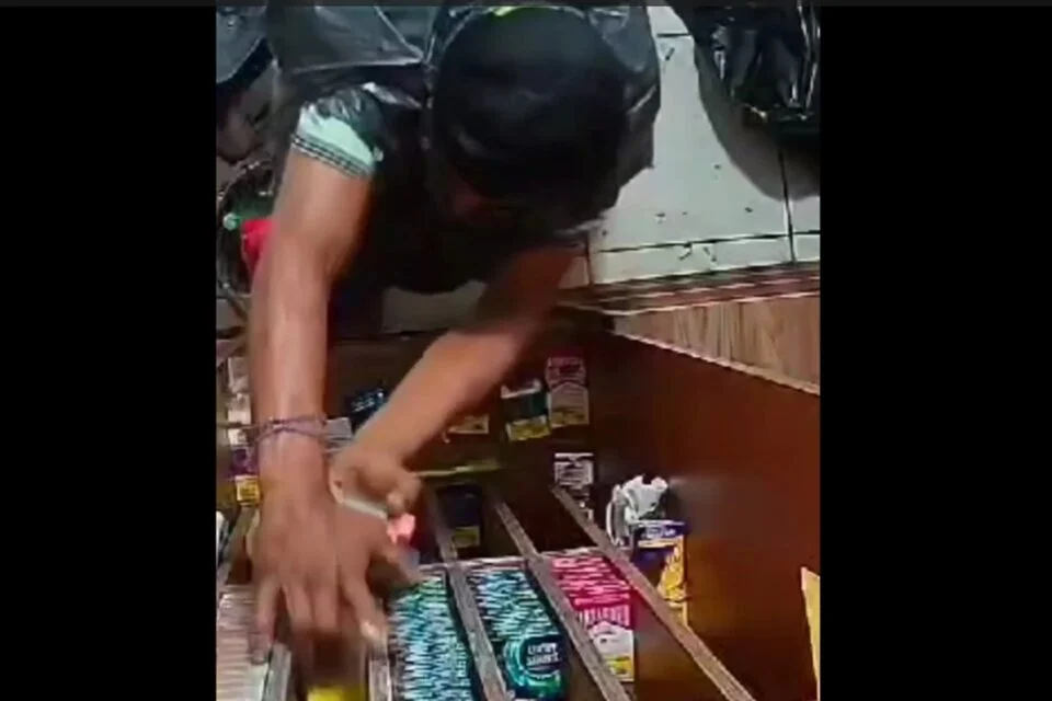 Foram encontrados com o homem, seis garrafas de bebida e 27 carteiras de cigarros. | Foto: Reprodução