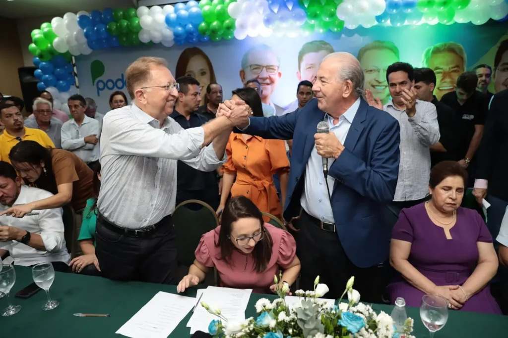 O ex-parlamentar, vale destacar, marcou presença no aniversário e festa do lançamento de pré-candidatura do deputado federal Professor Alcides (PL), adversário político de Mariano | Foto: Reprodução