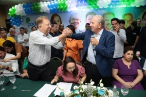 O ex-parlamentar, vale destacar, marcou presença no aniversário e festa do lançamento de pré-candidatura do deputado federal Professor Alcides (PL), adversário político de Mariano | Foto: Reprodução