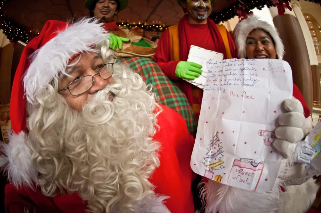SÃO PAULO, SP, BRASIL,  14-11-2012, 15h30: Papai Noel dos Correios começa a receber cartinhas com pedidos de presentes para este natal. A Campanha Papai Noel dos Correios 2012 foi lançada oficialmente hoje (14), no prédio histórico dos Correios, na Avenida São João, Vale do Anhangabaú, em São Paulo. Em sua 23ª edição, a campanha tem como principal objetivo receber cartas enviadas ao Papai Noel, responder e, sempre que possível, atender aos pedidos.
 (Foto: Marcelo Camargo/ABr)