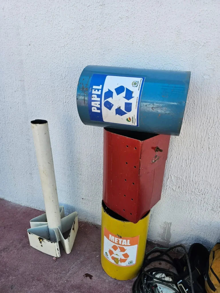 Prefeitura de Goiânia registra vandalismo em lixeiras recém-instaladas na Praça do Trabalhador. | Foto: Comurg