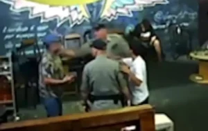 Câmeras de segurança mostram comerciante sendo agredido durante abordagem da PM em distribuidora. | Foto: Reprodução