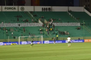 Esmeraldino fez o último jogo do ano diante de faixas de protestos e poucos torcedores. (Foto: Afonso Cardoso)