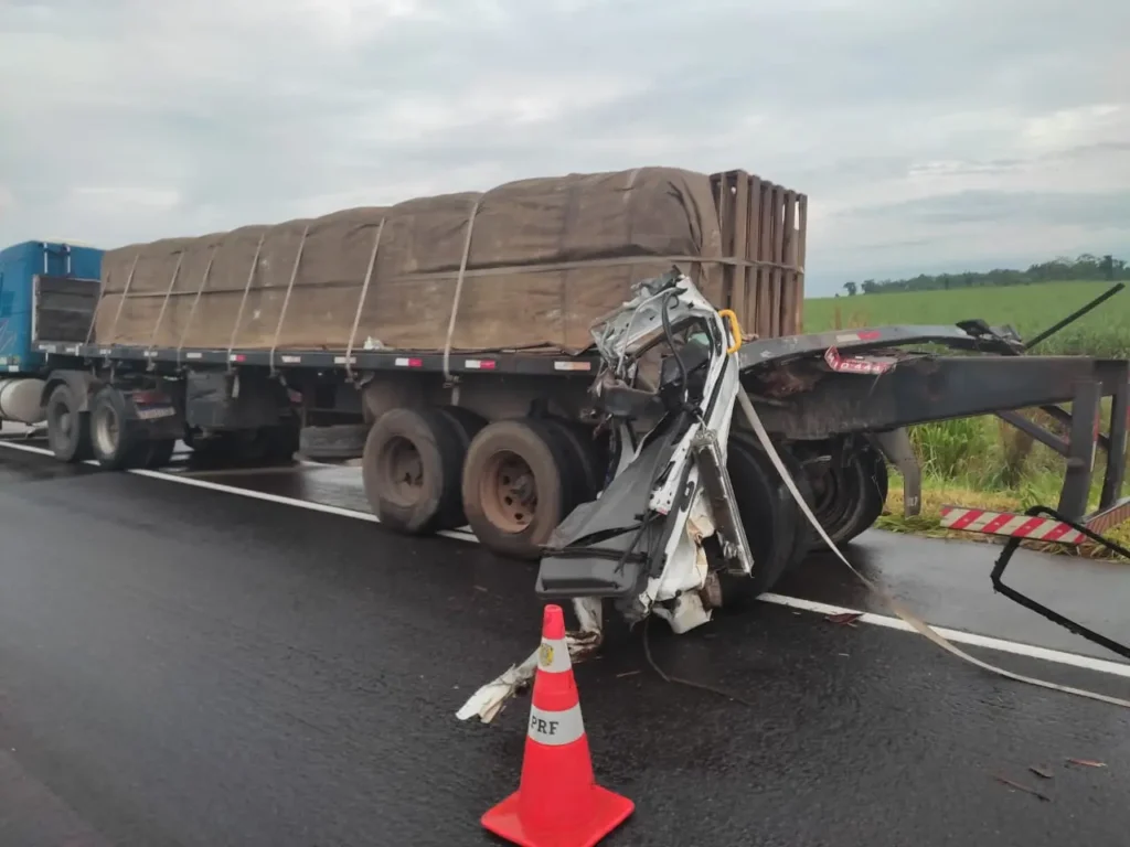 Colisão de ambulância com caminhão mata um e fere dois na BR-060, em Indiara