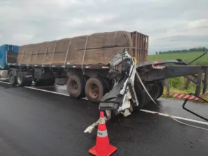 Colisão de ambulância com caminhão mata um e fere dois na BR-060, em Indiara