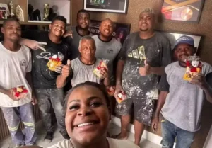 A entrega dos presentes aos funcionários foi fotografada e postada no Instagram da cantora, mas nos comentários os internautas acharam que a funkeira poderia ter oferecido algo melhor | Foto: Reprodução/Instagram