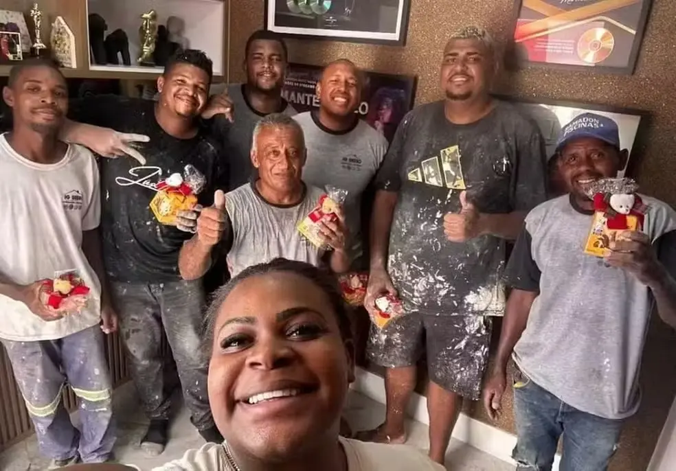 A entrega dos presentes aos funcionários foi fotografada e postada no Instagram da cantora, mas nos comentários os internautas acharam que a funkeira poderia ter oferecido algo melhor | Foto: Reprodução/Instagram