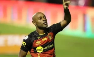 Lucas Gazal renova com Atlético-GO, mas é emprestado ao Mirassol (Foto: Aldo Carneiro/Pernambuco Press)