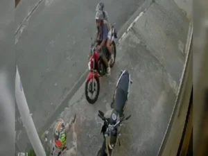 Policial penal chegava em casa quando foi abordado por dois suspeitos em uma moto; um dos suspeitos morreu e o outro, menor de idade, foi apreendido. | Foto: Reprodução