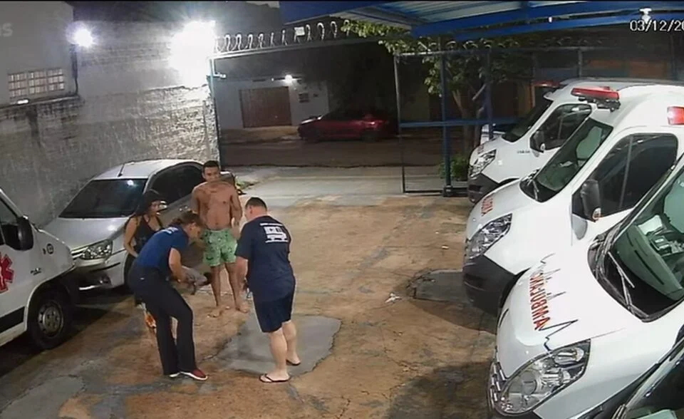 Nas imagens gravadas pela câmera, é possível ver o momento no qual a enfermeira promove a manobra Heimlich | Foto: Reprodução
