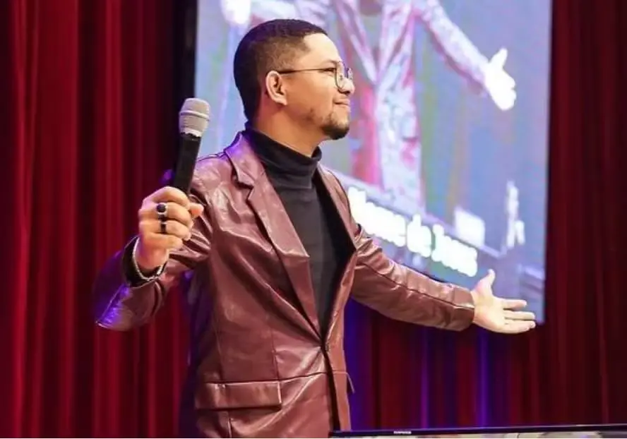 Nas redes sociais, internautas compartilharam o vídeo no qual é possível ver o momento em que, durante o canto, o músico cai no chão | Foto: Reprodução