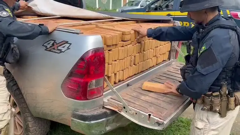 A droga estava em uma Toyota Hilux roubada. | Foto: PRF