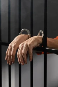 O acusado atraias as crianças com presentes e aproveitava-se da ausência da mãe para cometer os abusos. | Foto: Freepik