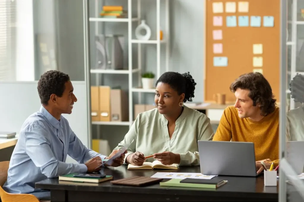 A pesquisa destaca que 40,9% do total de trabalhadores no país ocupam posições informais, evidenciando uma estrutura de emprego desigual. | Foto: Freepik