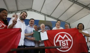 Lula assinou contratos para obras do empreendimento Copa do Povo. | Foto: Agência Brasil