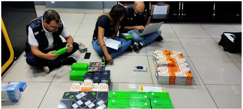 Foram encontrados durante a operação mais de 130 aparelhos que não possuíam homologação na Anatel.