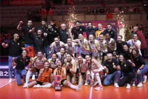 A vitória garantiu o tricampeonato mundial para a equipe. (Foto: Foto: Volleyball World/Divulgação)