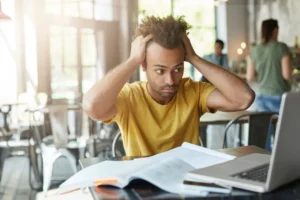 Estudantes universitários brasileiros relatam ansiedade diária, com taxa de 65%, a segunda maior global. | Foto: Freepik
