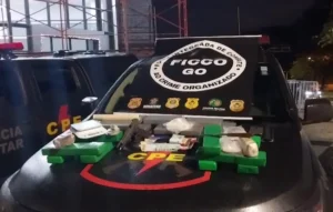Os policiais apreenderam no local tabletes de maconha e de cocaína | Foto: PFGO