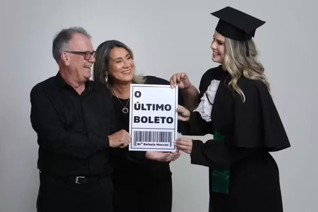 Último boleto pago foi colocado em uma moldura | Foto: Reprodução