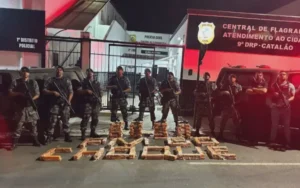Com os suspeitos, foram apreendidos 180 kg de droga e cinco armas de fogo | Foto: Reprodução
