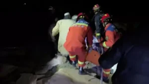 Tremor causou danos significativos, incluindo o desmoronamento de casas, e fez com que as pessoas saíssem correndo pelas ruas | Foto: Reprodução