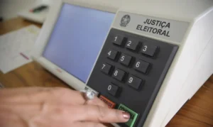 Número de brasileiros aptos a votar no exterior cresce 31,8% e bate recorde em 2026