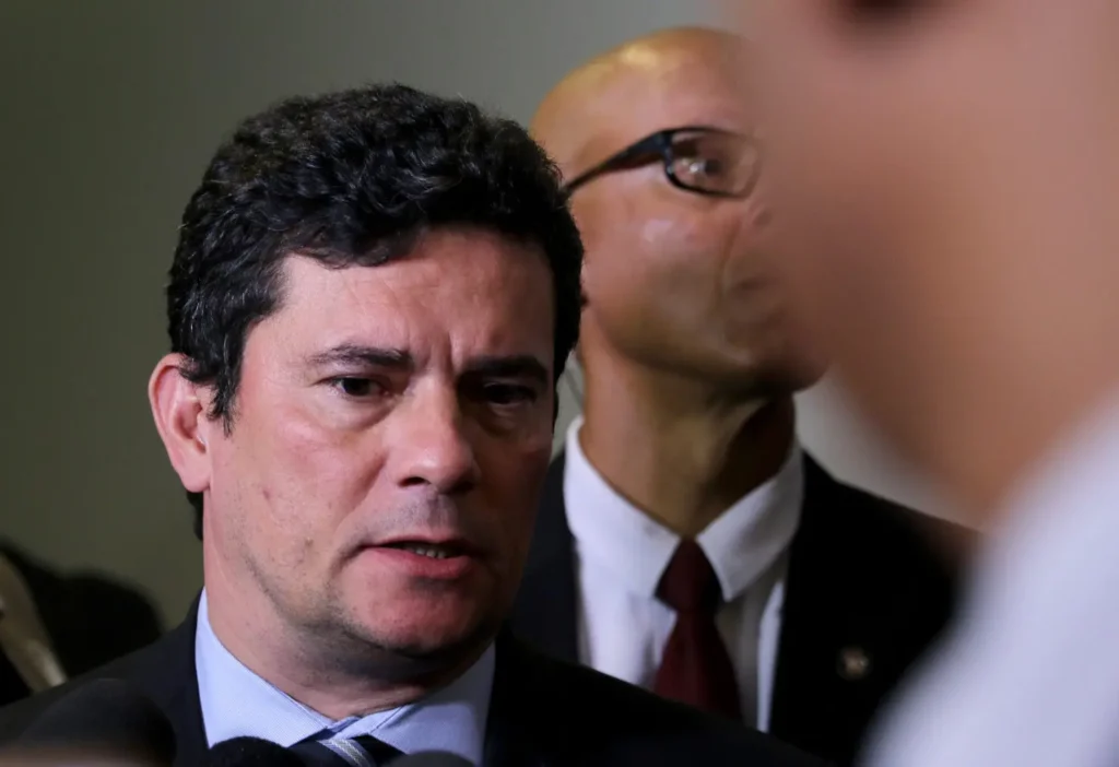 O ministro da Justiça, Sérgio Moro, fala à imprensa , após reunião com parlamentares do PSDB.