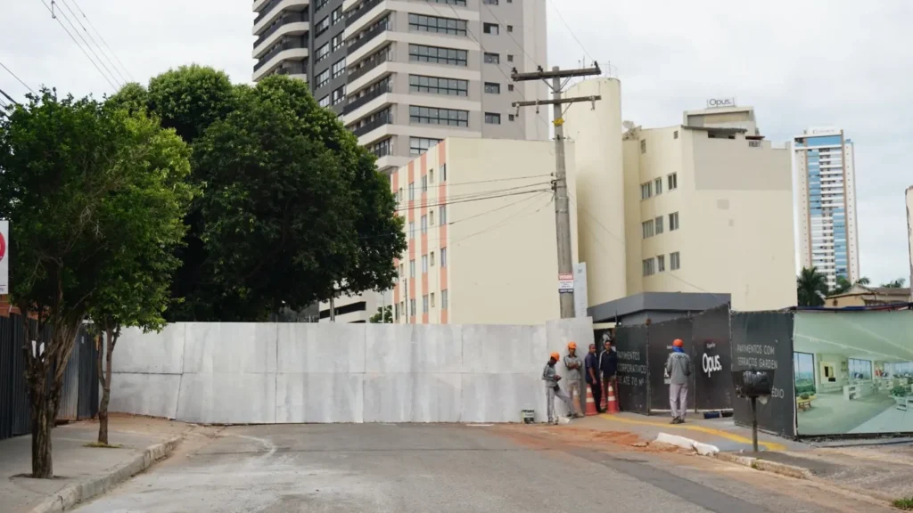 Os moradores do edifício foram evacuados e encaminhados para um hotel após o desabamento da via. | Foto: Leandro Braz/ O Hoje