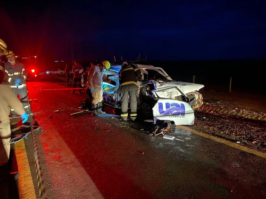 Uma pessoa morreu e cinco ficaram feridas em acidente envolvendo dois carros, na GO-320 | Foto: Divulgação /  Corpo de Bombeiros