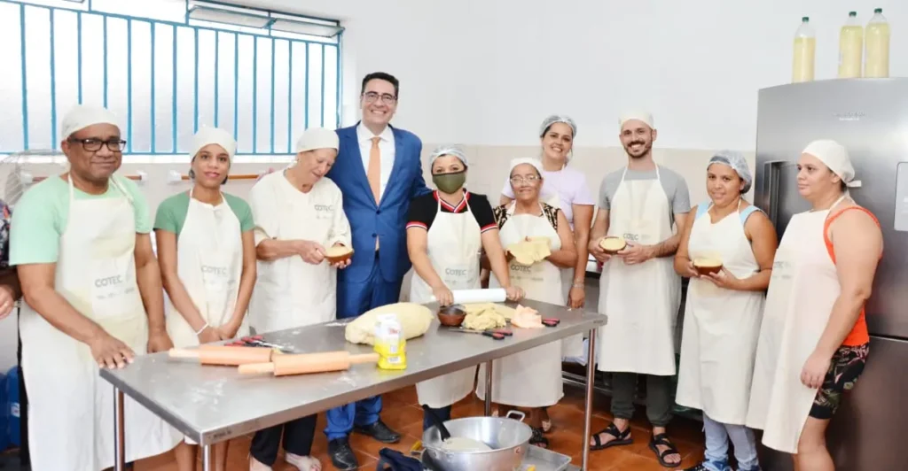 Entre os cursos oferecidos pelo Cotec estão: salgadeiro; cuidador de idosos; massagista; maquiagem profissional. | Foto: Divulgação