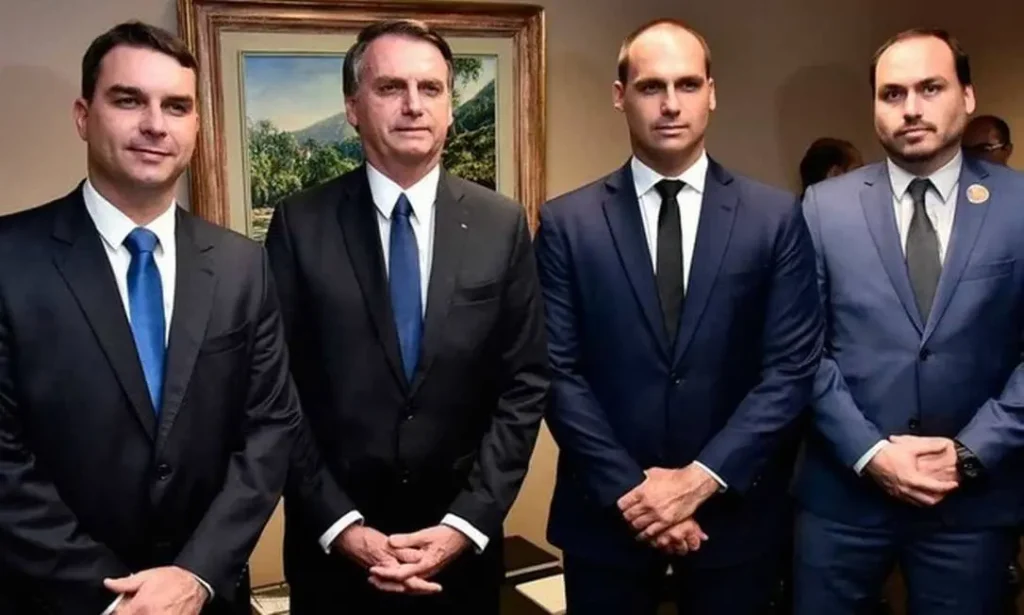 A informação está na decisão do ministro do Supremo Tribunal Federal (STF), Alexandre de Moraes, que autorizou a operação deflagrada pela Polícia Federal (PF) que teve Carlos Bolsonaro como alvo. | Foto: Reprodução