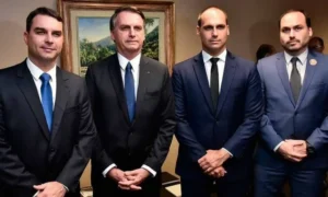 A informação está na decisão do ministro do Supremo Tribunal Federal (STF), Alexandre de Moraes, que autorizou a operação deflagrada pela Polícia Federal (PF) que teve Carlos Bolsonaro como alvo. | Foto: Reprodução