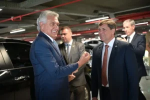 O anúncio, que movimentou os bastidores da política goiana, veio na esteira de uma conversa entre  Bruno e o presidente do Departamento Estadual de Trânsito de Goiás (Detran-GO) e presidente do União Brasil em Goiânia, Delegado Waldir | Foto: Sérgio Rocha
