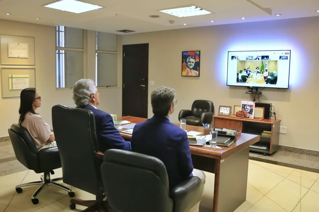 Governador apresentou estratégias do estado no combate à epidemia da dengue e chikungunya e solicitaram apoio aos municípios. | Foto: Divulgação